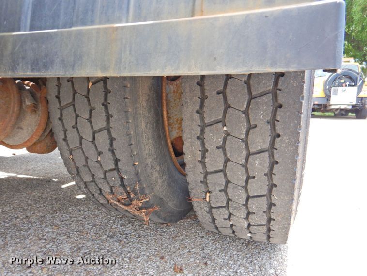 image for item DP4391 2004 GMC T7500  hook lift truck