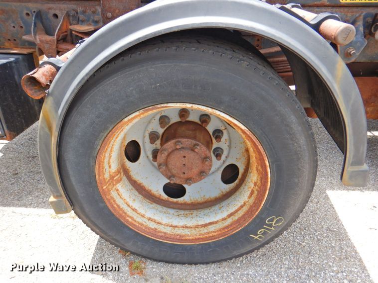 image for item DP4391 2004 GMC T7500  hook lift truck