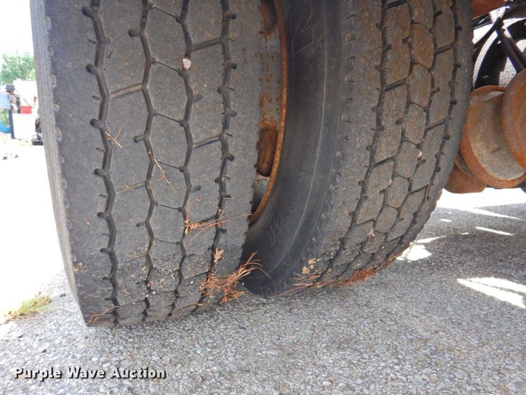 image for item DP4391 2004 GMC T7500  hook lift truck