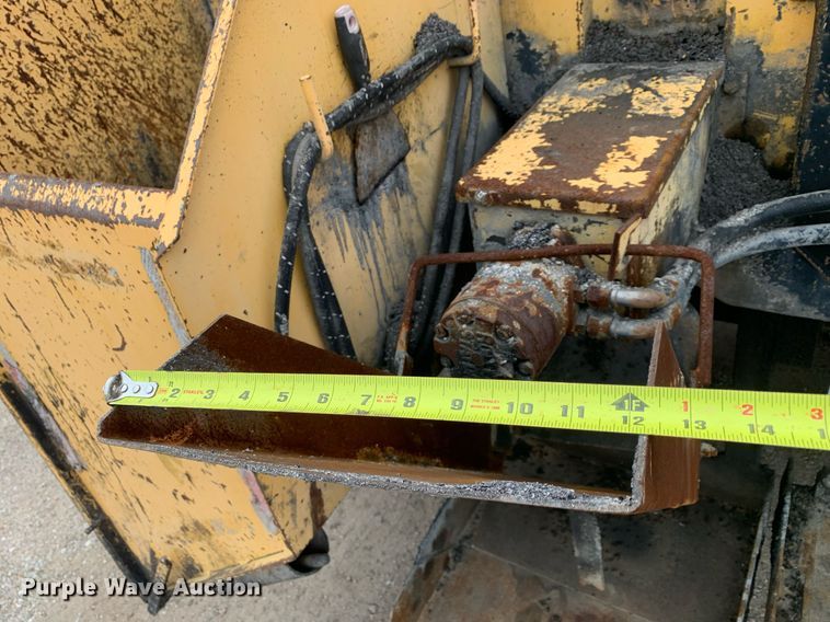 image for item DP8753 2002 GMC C7500  pothole patcher truck