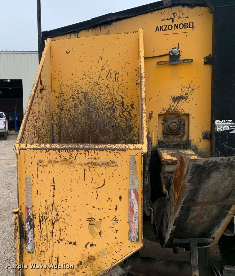 image for item DP8753 2002 GMC C7500  pothole patcher truck