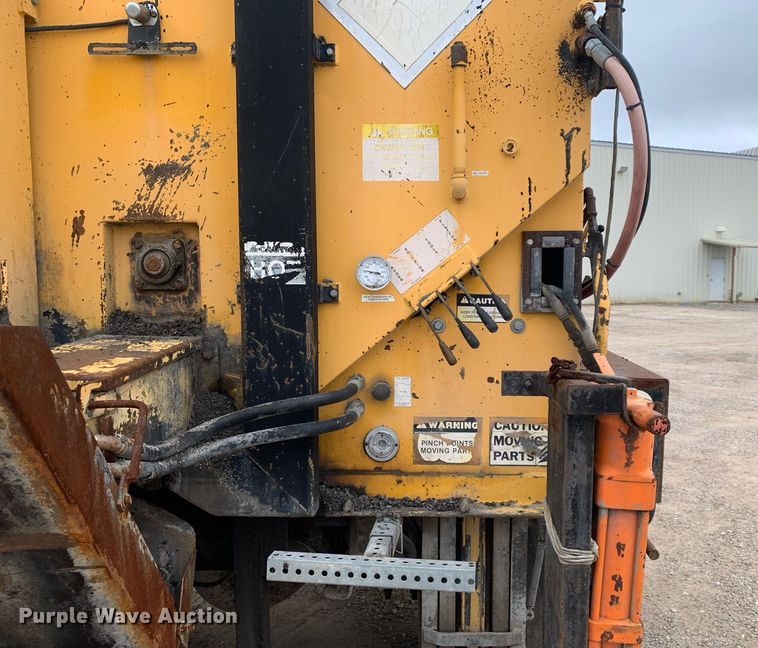 image for item DP8753 2002 GMC C7500  pothole patcher truck