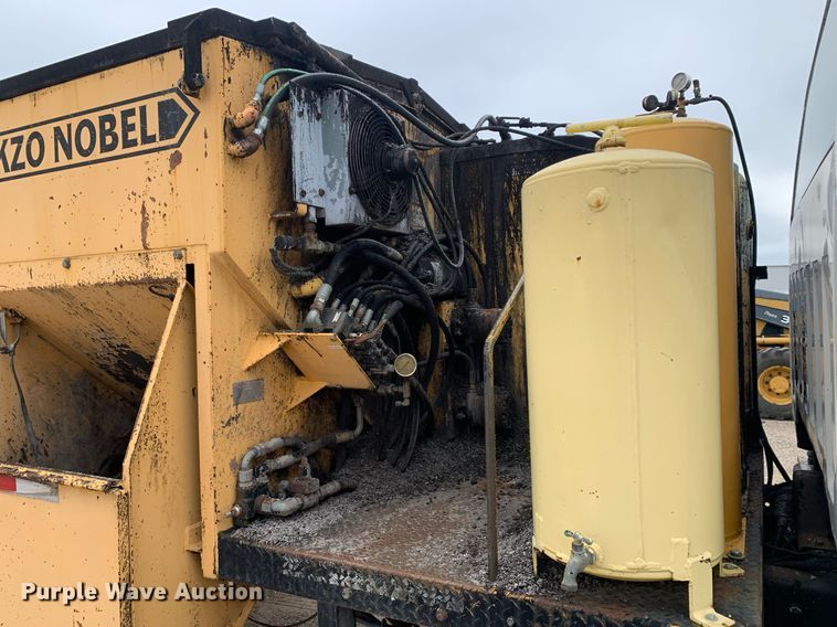 image for item DP8753 2002 GMC C7500  pothole patcher truck