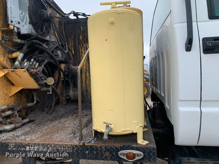 image for item DP8753 2002 GMC C7500  pothole patcher truck