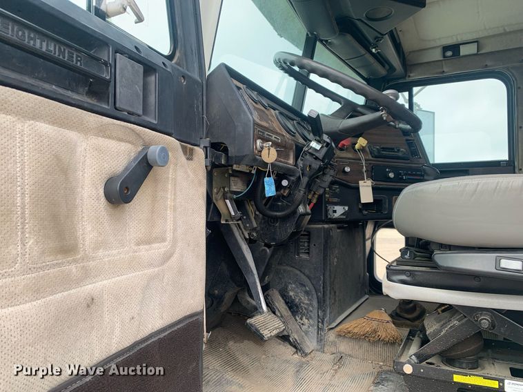 image for item DP8755 1996 Freightliner FLD  winch truck