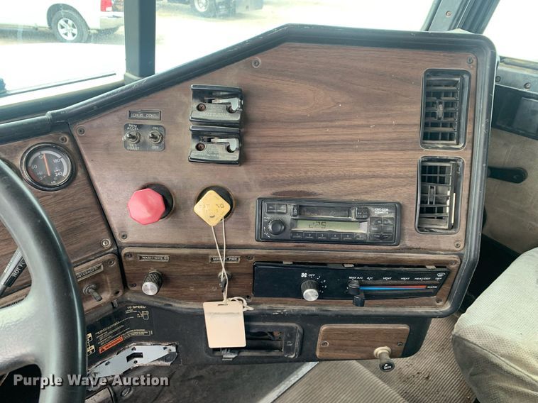 image for item DP8755 1996 Freightliner FLD  winch truck