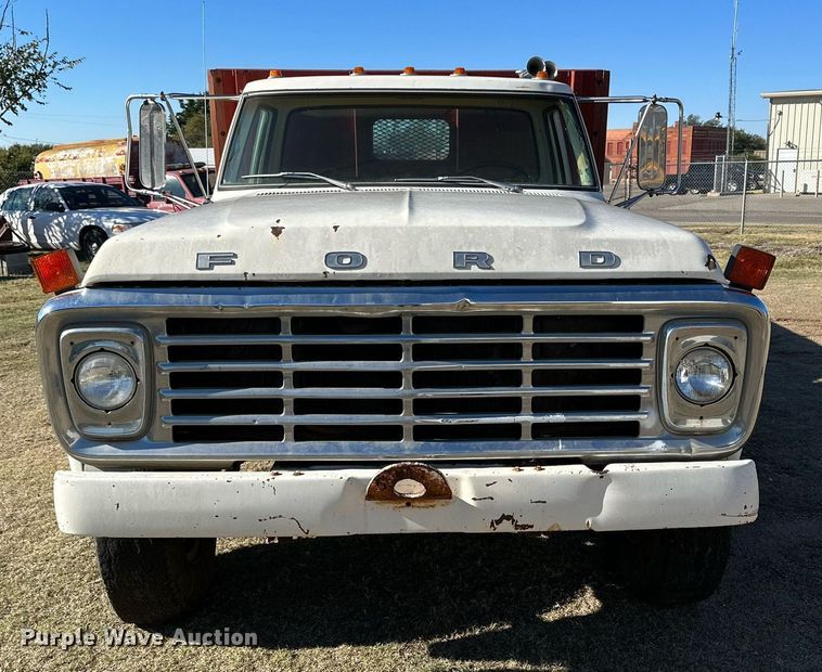 image for item DQ1499 1977 Ford F800  dump flatbed truck