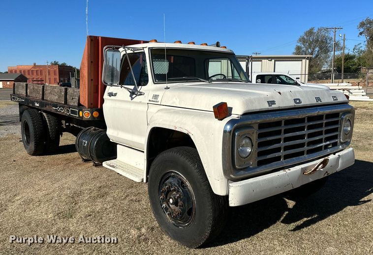 image for item DQ1499 1977 Ford F800  dump flatbed truck
