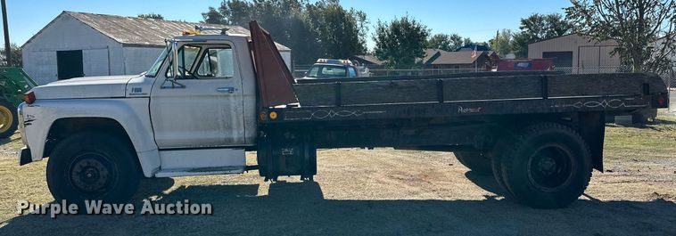 image for item DQ1499 1977 Ford F800  dump flatbed truck