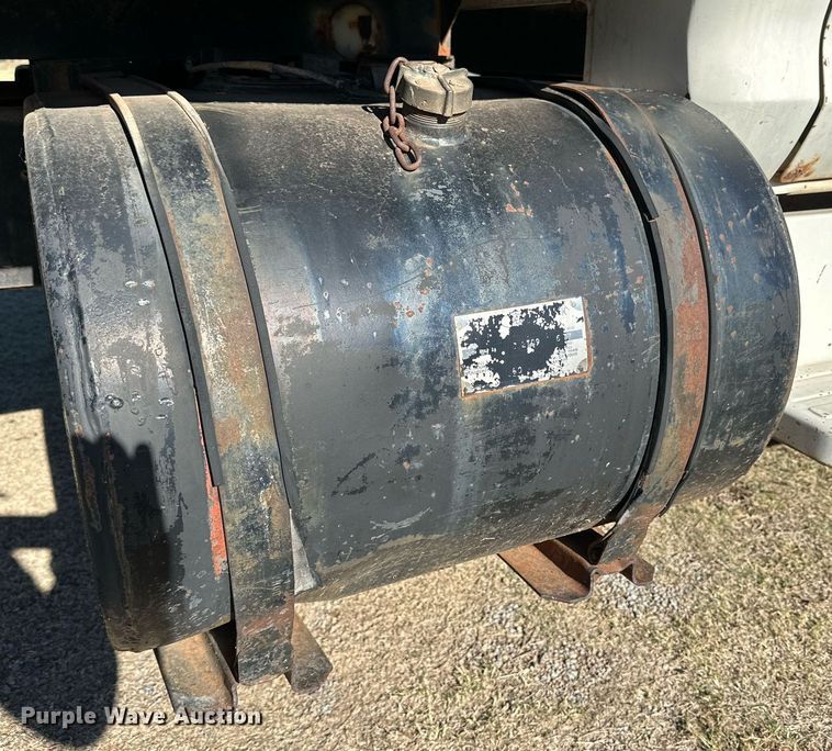 image for item DQ1499 1977 Ford F800  dump flatbed truck