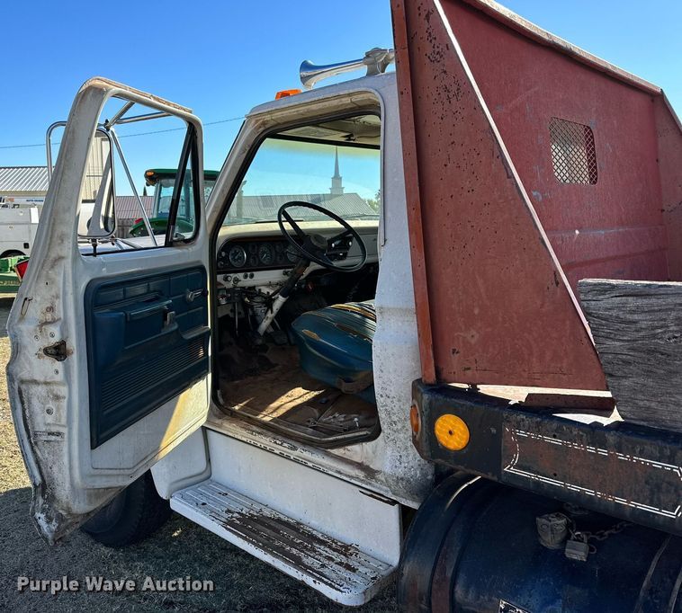 image for item DQ1499 1977 Ford F800  dump flatbed truck