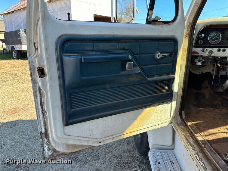 image for item DQ1499 1977 Ford F800  dump flatbed truck