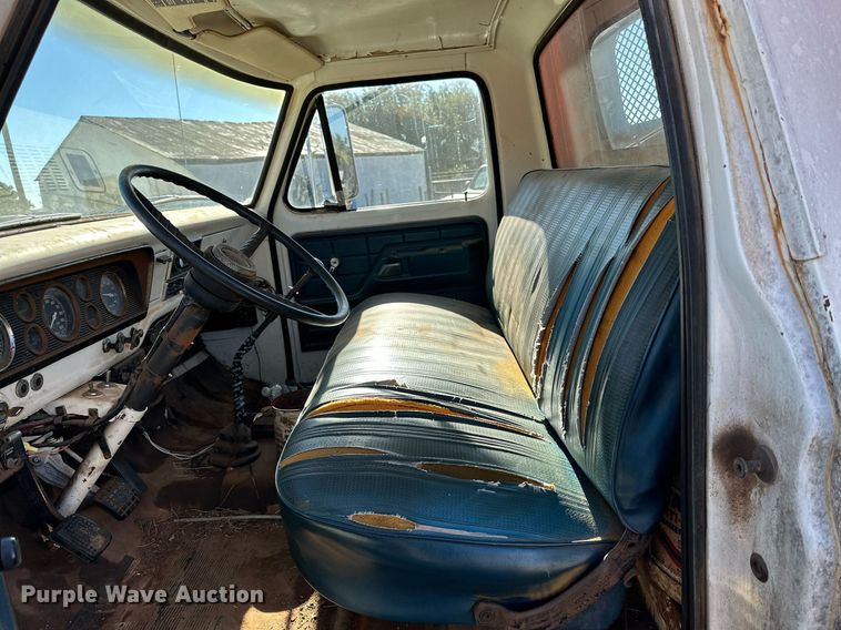 image for item DQ1499 1977 Ford F800  dump flatbed truck