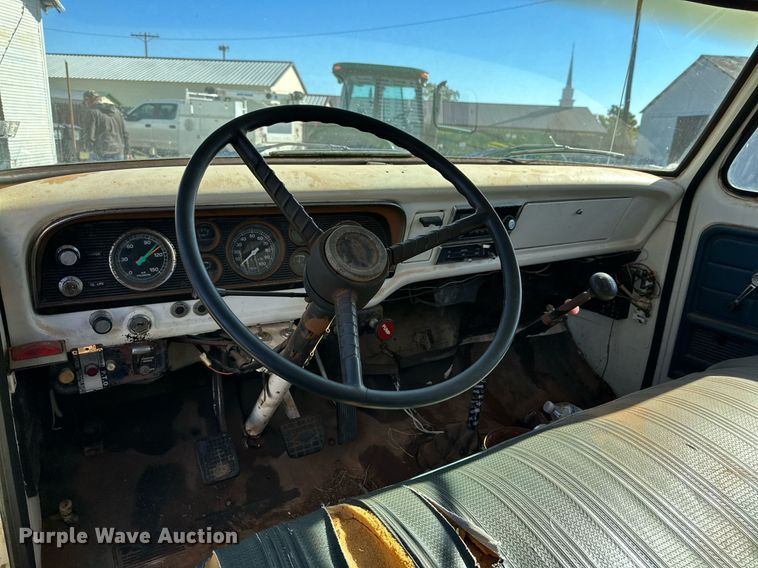 image for item DQ1499 1977 Ford F800  dump flatbed truck