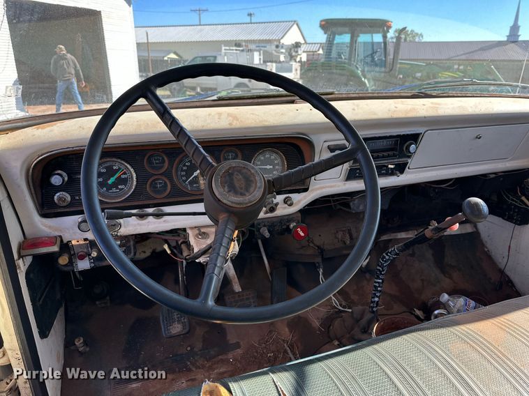 image for item DQ1499 1977 Ford F800  dump flatbed truck