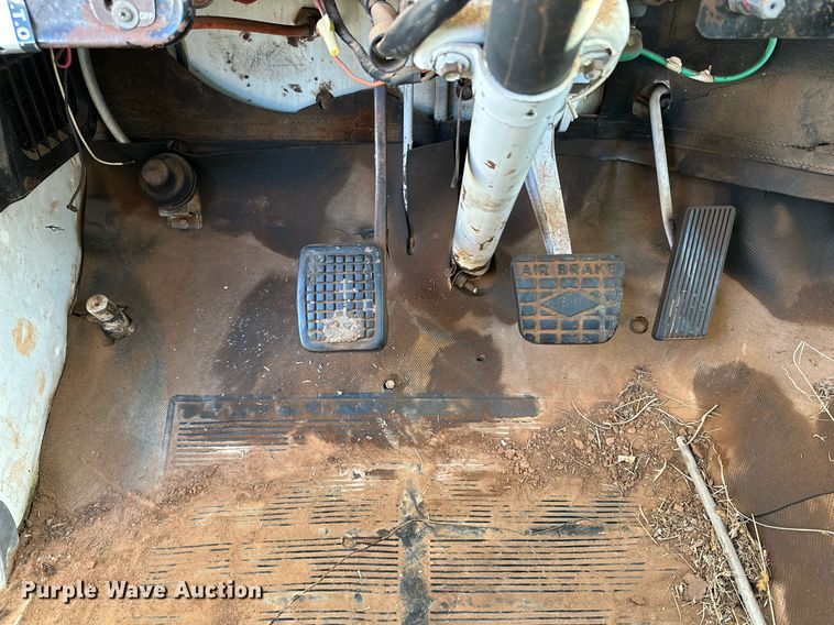 image for item DQ1499 1977 Ford F800  dump flatbed truck