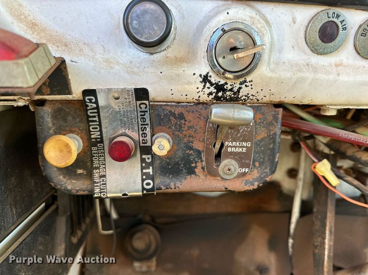 image for item DQ1499 1977 Ford F800  dump flatbed truck