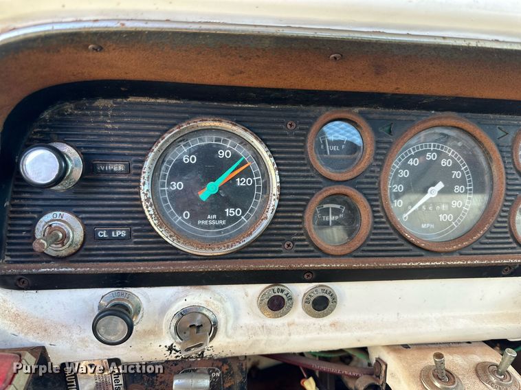 image for item DQ1499 1977 Ford F800  dump flatbed truck