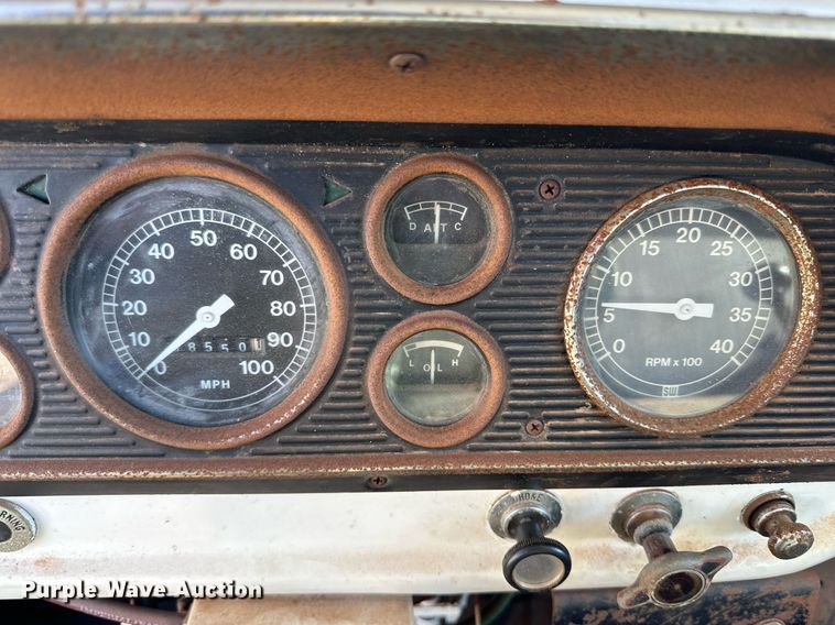 image for item DQ1499 1977 Ford F800  dump flatbed truck