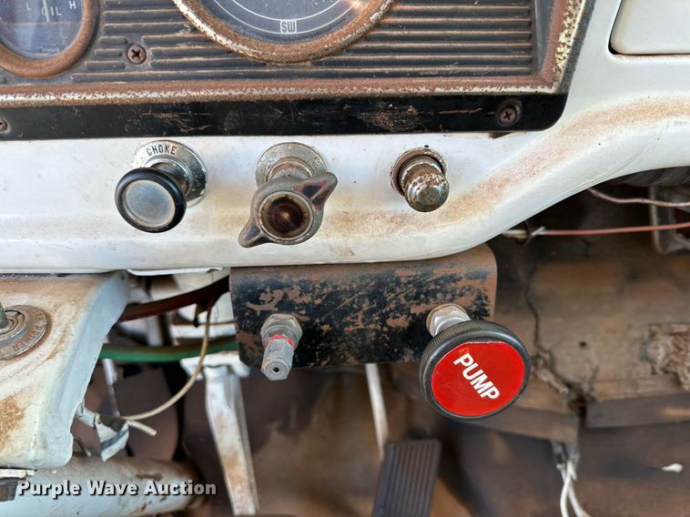 image for item DQ1499 1977 Ford F800  dump flatbed truck