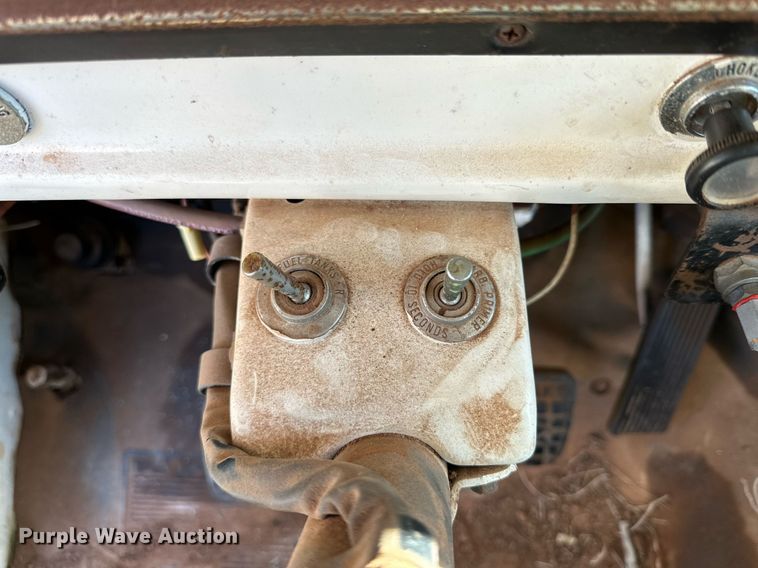 image for item DQ1499 1977 Ford F800  dump flatbed truck