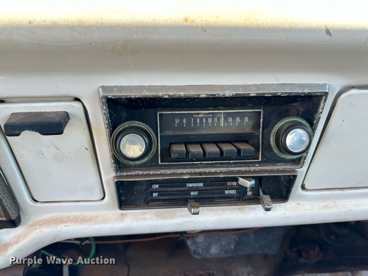 image for item DQ1499 1977 Ford F800  dump flatbed truck