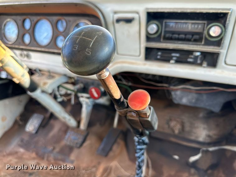 image for item DQ1499 1977 Ford F800  dump flatbed truck