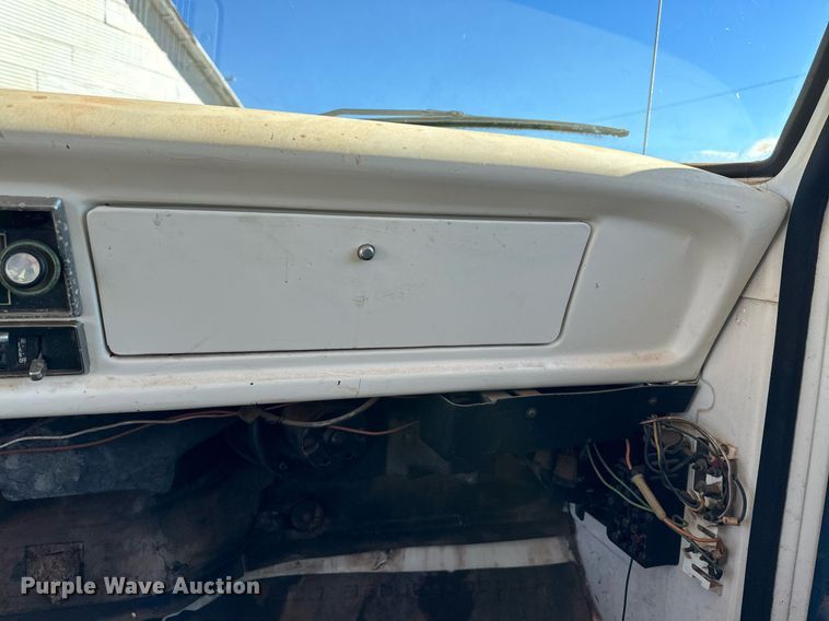 image for item DQ1499 1977 Ford F800  dump flatbed truck