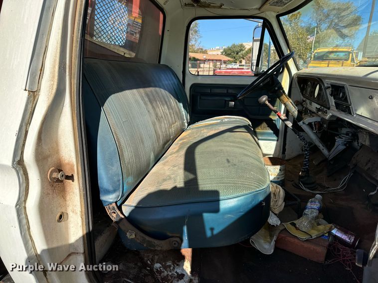 image for item DQ1499 1977 Ford F800  dump flatbed truck