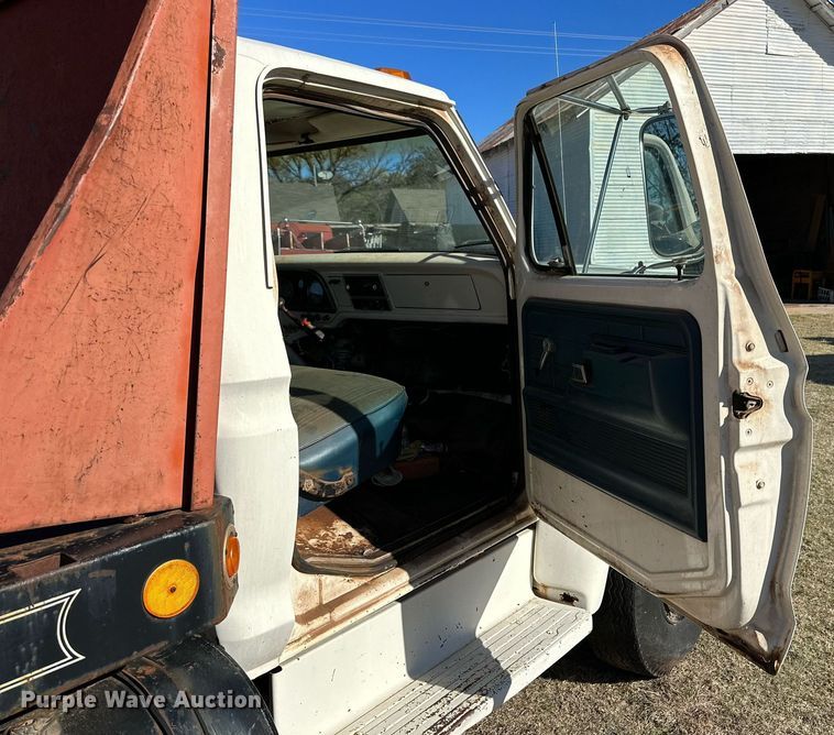 image for item DQ1499 1977 Ford F800  dump flatbed truck