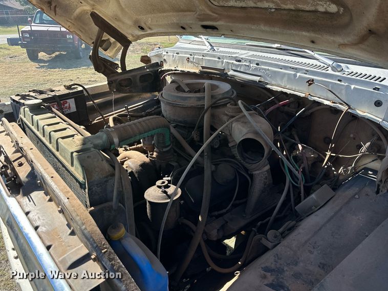 image for item DQ1499 1977 Ford F800  dump flatbed truck