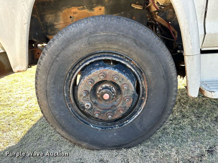 image for item DQ1499 1977 Ford F800  dump flatbed truck