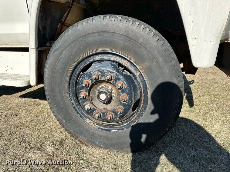 image for item DQ1499 1977 Ford F800  dump flatbed truck