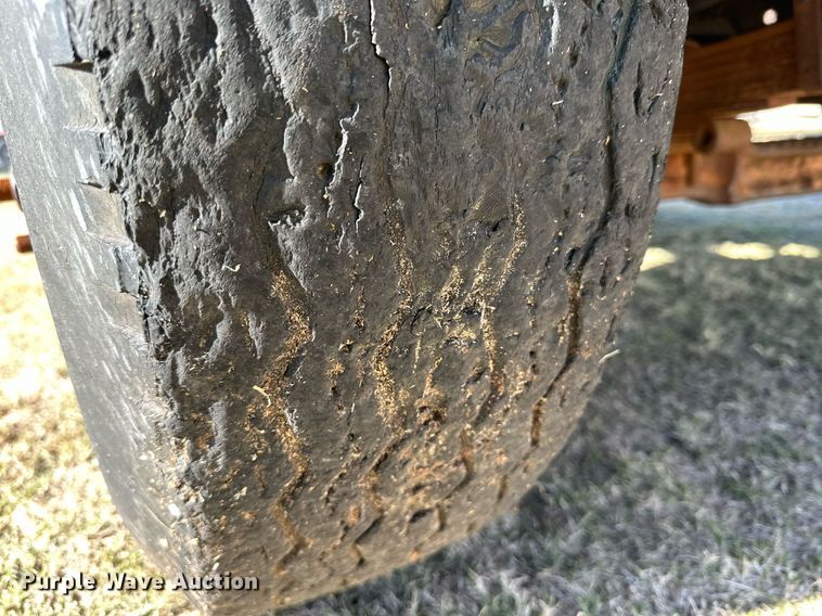 image for item DQ1499 1977 Ford F800  dump flatbed truck