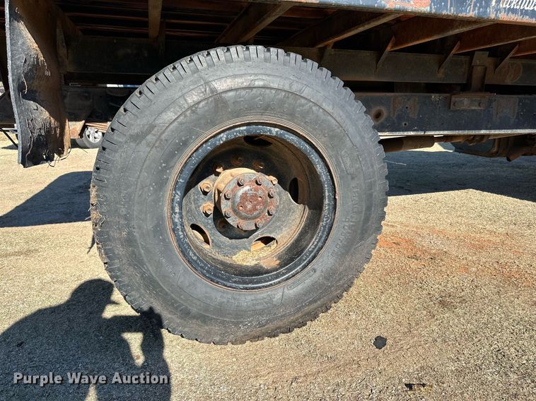 image for item DQ1499 1977 Ford F800  dump flatbed truck