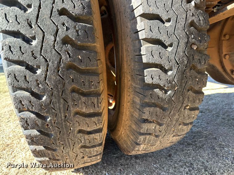 image for item DQ1499 1977 Ford F800  dump flatbed truck