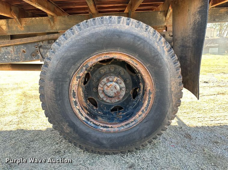 image for item DQ1499 1977 Ford F800  dump flatbed truck