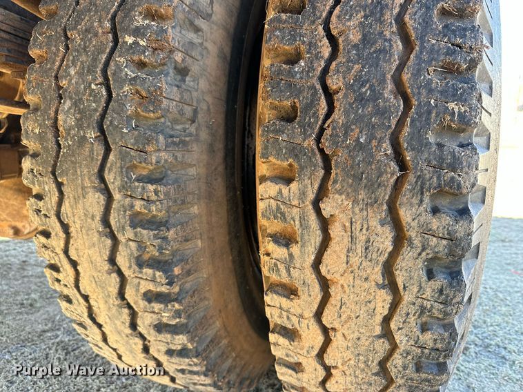 image for item DQ1499 1977 Ford F800  dump flatbed truck