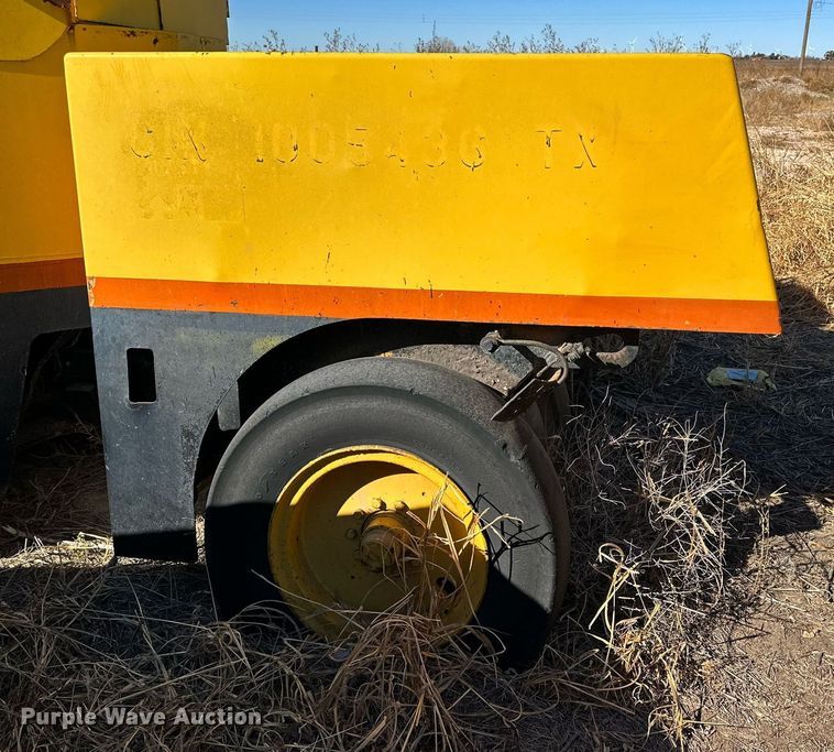 image for item DQ1530 Hyster C550A  pneumatic roller