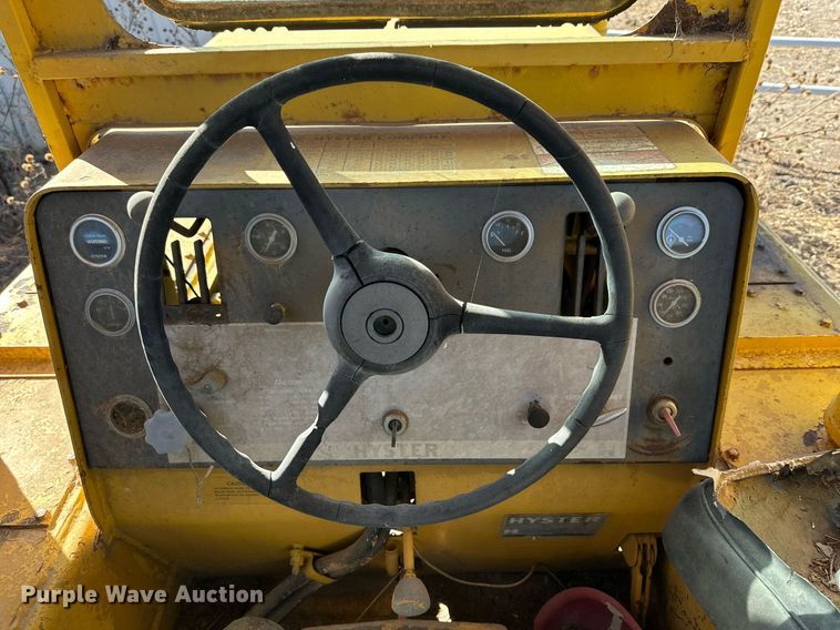 image for item DQ1530 Hyster C550A  pneumatic roller