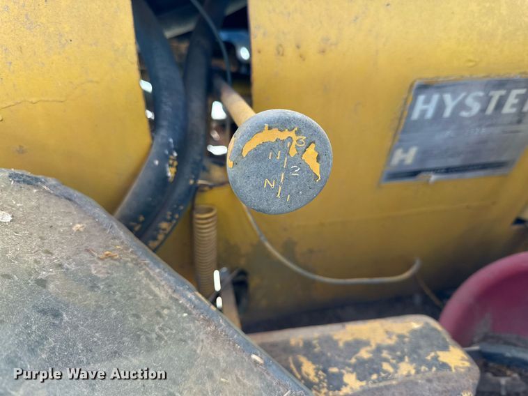 image for item DQ1530 Hyster C550A  pneumatic roller