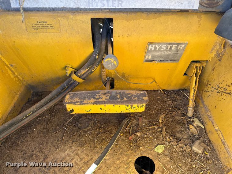 image for item DQ1530 Hyster C550A  pneumatic roller