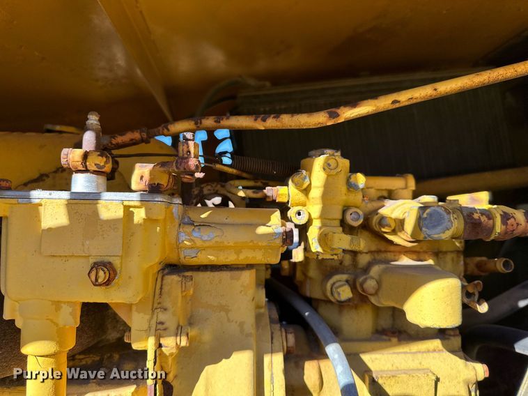 image for item DQ1530 Hyster C550A  pneumatic roller