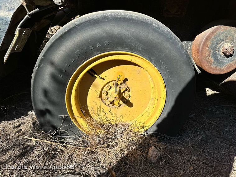 image for item DQ1530 Hyster C550A  pneumatic roller