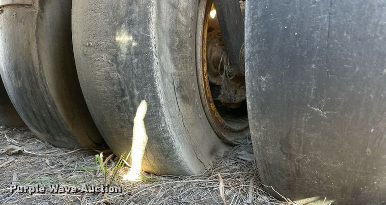 image for item DQ1530 Hyster C550A  pneumatic roller