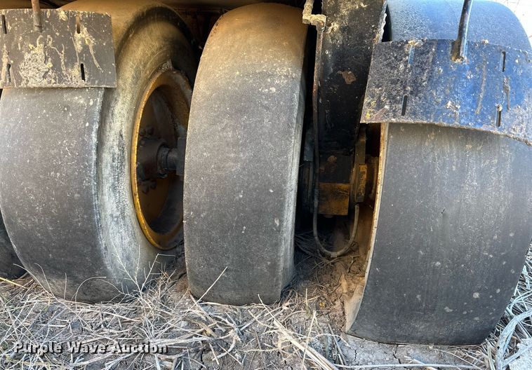 image for item DQ1530 Hyster C550A  pneumatic roller