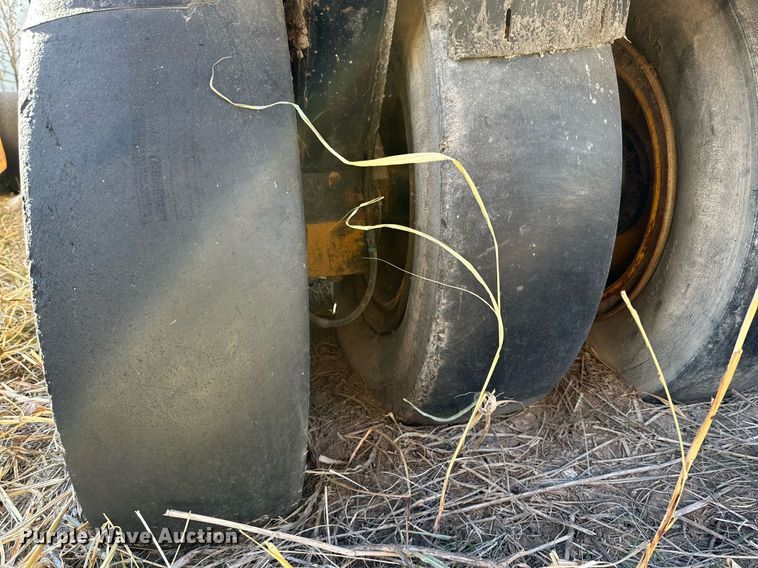 image for item DQ1530 Hyster C550A  pneumatic roller