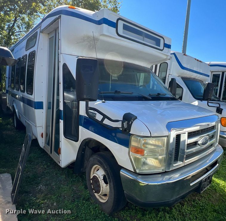 image for item DQ2306 2008 Ford E450  shuttle bus