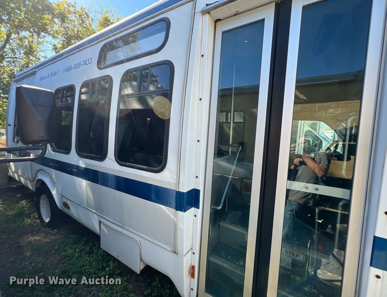 image for item DQ2306 2008 Ford E450  shuttle bus