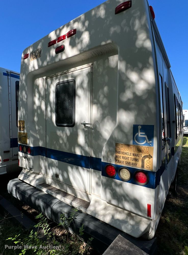 image for item DQ2306 2008 Ford E450  shuttle bus